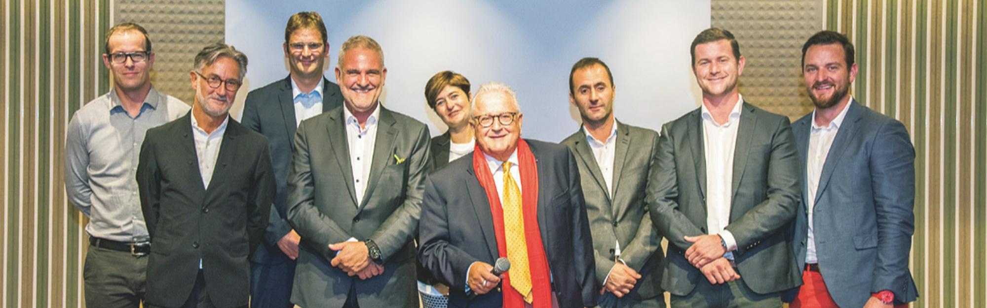 ヴォー州ワイン協会の会長ピエール・ケラー氏とワイン造りに情熱を注ぐワイナリーオーナーたち